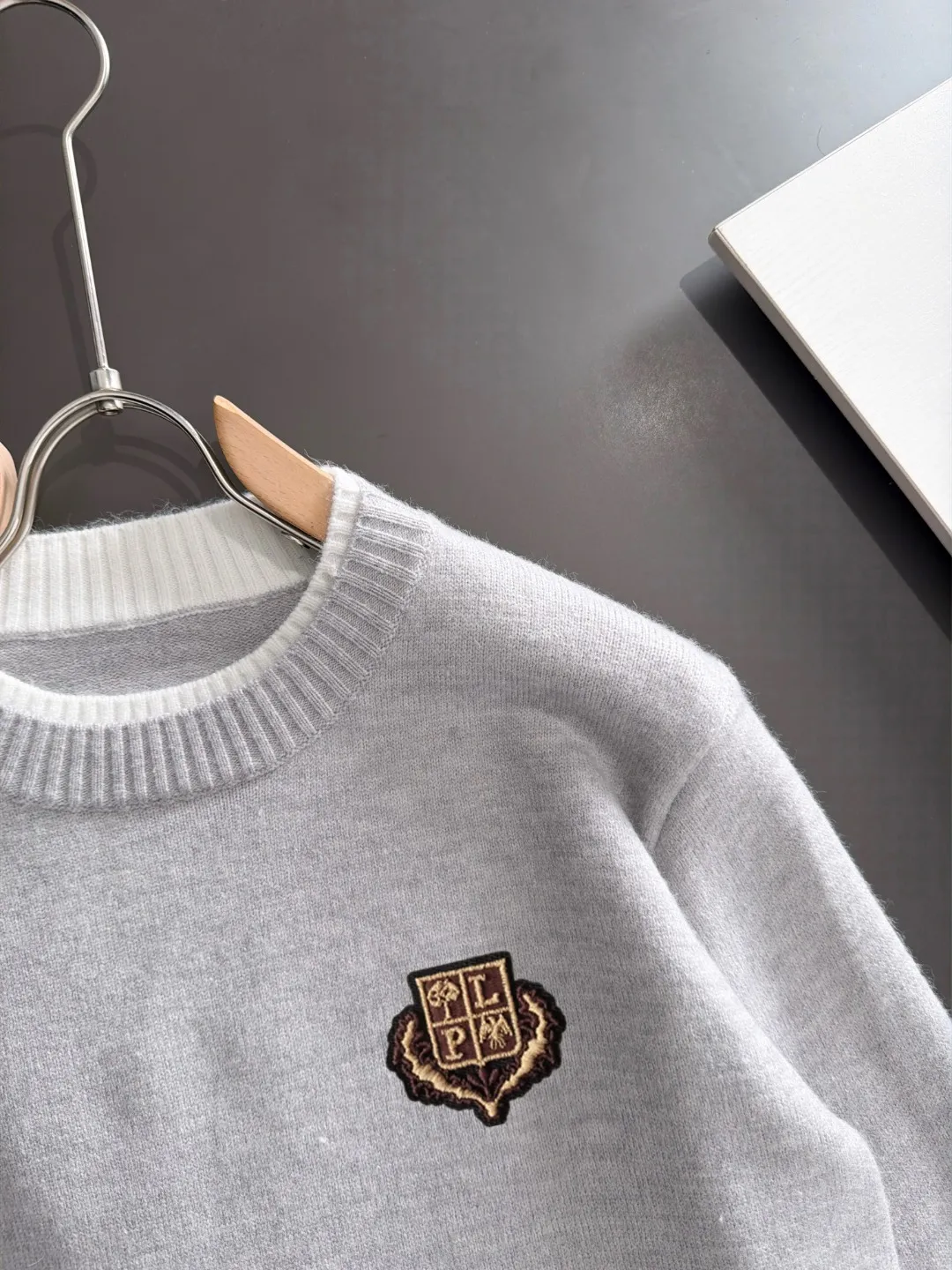 Next day shipping LP 2041 Autumn and Winter latest sweaters from the official website, on sale at the counter at the same time Hot Sale! Specially made of wool blended fabric. It feels comfortable and can be directly in contact with the skin. The logo badge is exquisitely embroidered, which is extremely eye-catching! The details highlight the fashionable charm of big brands. Exquisite workmanship. Three-dimensional cutting style. The wearing effect is invincible and handsome! All three standards are complete! Sizes:M-3XL